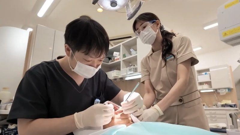 診療中の院長