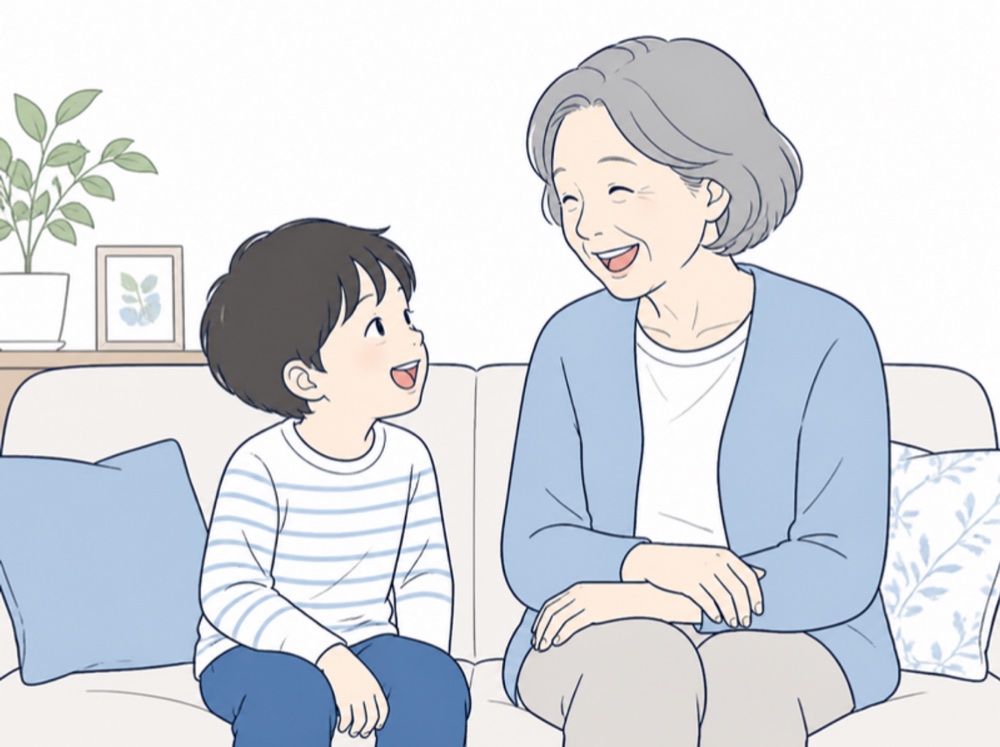体験義歯を使いながら、家で笑顔で話す様子